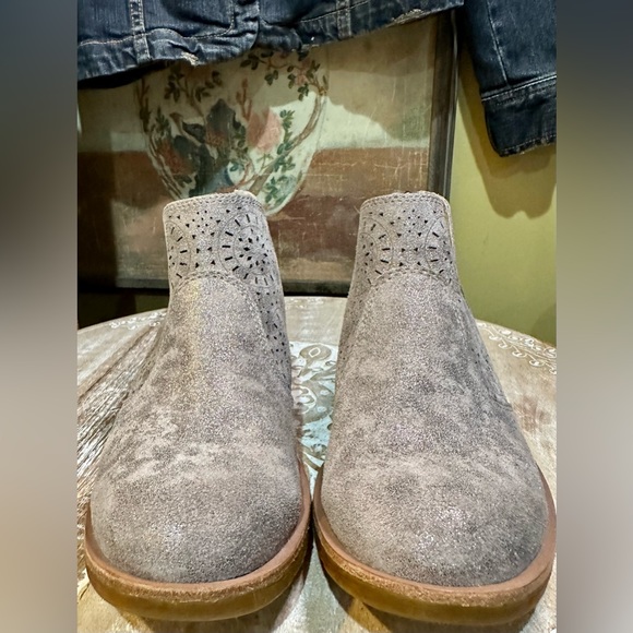 EUC Sofft “Barrosa” Laser Cut Light Grey and Silver Metallic Bootie. Size 7 - Picture 3 of 10